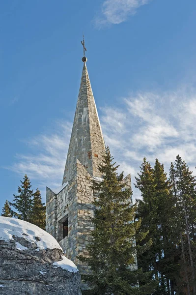 Tetején Egy Templom Torony Kereszt Fák Ellen Kék Háttér — Stock Fotó