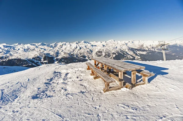 Picknicktisch Auf Dem Gipfel Eines Verschneiten Berges Mit Aussicht — Stockfoto