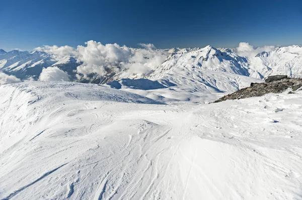 Vista Panorâmica Vale Coberto Neve Cordilheira Alpina Fundo Azul Céu — Fotografia de Stock