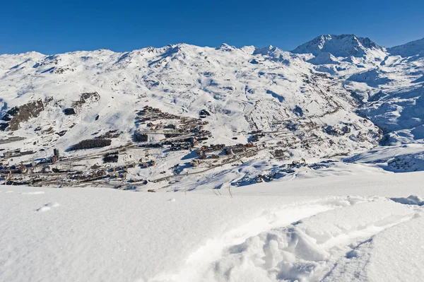 Panorámás Kilátás Havas Alpesi Hegység Alpokban Kék Háttér Hegyi Falu — Stock Fotó