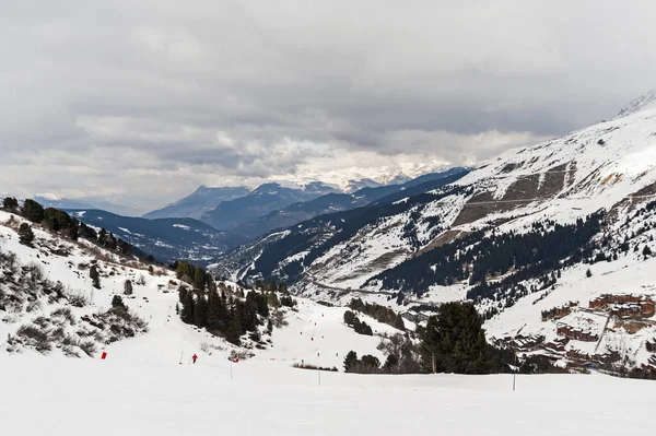 Blick Ins Tief Verschneite Tal Alpinen Gebirgszügen Mit Nadelbäumen Bei — Stockfoto