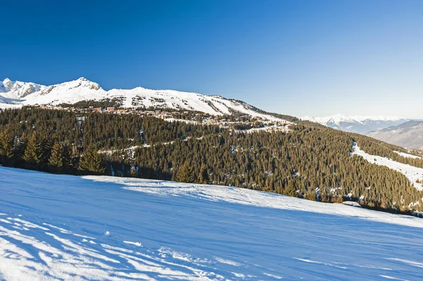 Panoramik Manzara Aşağı Karla Kaplı Dağ Sırasındaki Vadi Mavi Gökyüzü — Stok fotoğraf