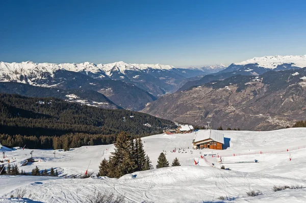Panoramablick Auf Schneebedecktes Alpines Skigebiet Mit Abgelegenem Café Gebäude Hang — Stockfoto