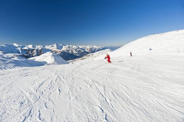 Panoramik manzara vadisi, Alp Dağları 'ndaki bir kayak pistinin aşağısına bakıyor.