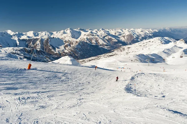 冬季高山度假胜地滑雪场的全景山谷景观 — 图库照片