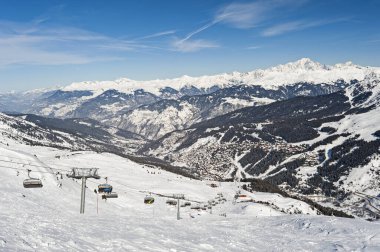 Panoramik manzara vadisi, dağ tepelerindeki bir kayak pistinin aşağısında.