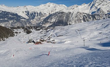 Panoramik manzara vadisi, Alp Dağları 'ndaki bir kayak pistinin aşağısına bakıyor.