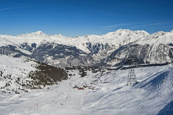 Panoramiczna Dolina Krajobrazowa Widokiem Stok Narciarski Zimowym Alpejskim Kurorcie — Zdjęcie stockowe