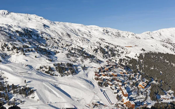 Vista Panorâmica Uma Cordilheira Coberta Neve Com Vista Para Vale — Fotografia de Stock