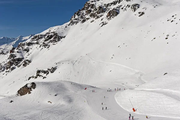 View Alpine Winter Sport Piste Skiers Mountain Ski Resort — Stock Photo, Image