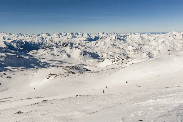 Veja Uma Pista Esportes Inverno Alpino Com Esquiadores Montanha Estância — Fotografia de Stock