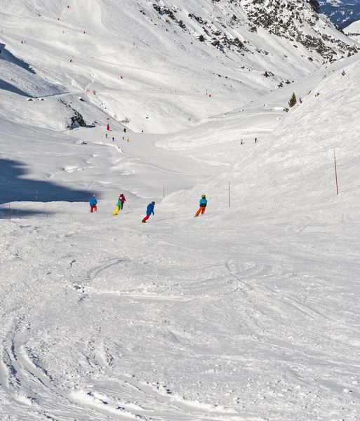 Vista Hacia Abajo Una Pista Deportes Invierno Alpino Con Esquiadores —  Fotos de Stock