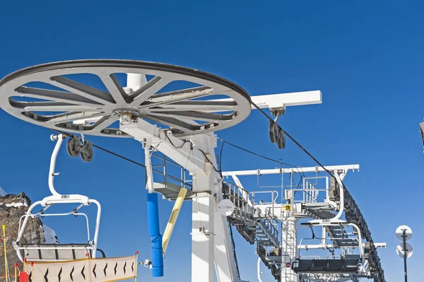 Spitze Eines Bergsessellifts Auf Dem Berg Skigebiet Mit Großer Seilwinde — Stockfoto