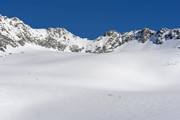 Vista Panorâmica Através Vale Coberto Neve Cordilheira Alpina Com Caminhantes — Fotografia de Stock