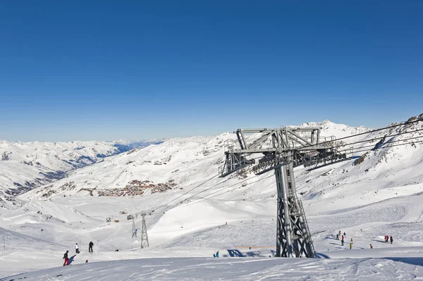 Panorámás Kilátás Lefelé Havas Völgy Alpesi Hegyi Sípálya Szék Lift — Stock Fotó