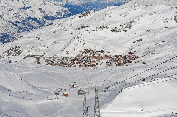 Vista Panorâmica Vale Coberto Neve Cordilheira Alpina Com Estância Esqui — Fotografia de Stock