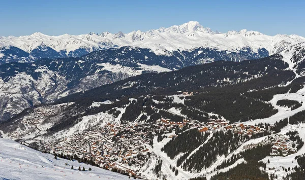 高山山脉白雪覆盖的山谷 乡村滑雪胜地和森林 全景尽收眼底 — 图库照片