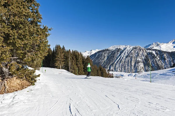 Сноубордист Лыжном Склоне Проходящем Через Деревья Альпийском Горном Курорте — стоковое фото
