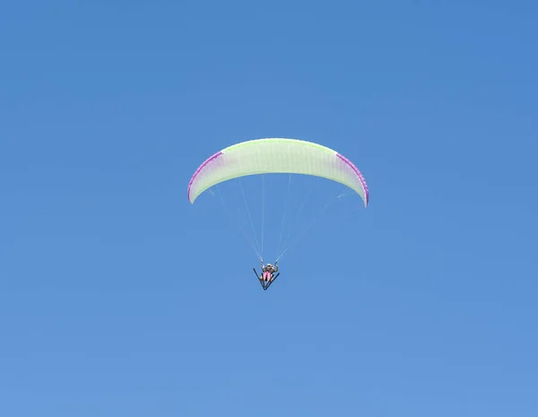 Paraglider Vliegende Tandem Met Ski Tegen Een Blauwe Lucht Achtergrond — Stockfoto