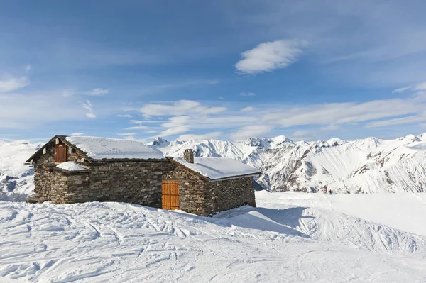 Avlägsen Stenhus Stuga Alpin Bergssluttning Vintern Täckt Med Snö — Stockfoto