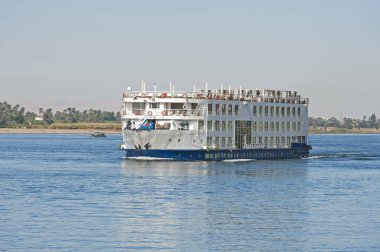 Büyük lüks geleneksel Mısır nehir Nil üzerinde yelken tekne gezisi