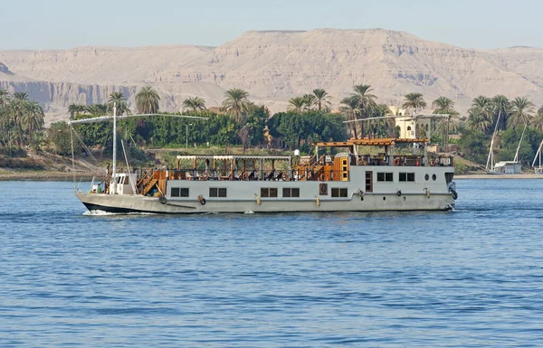 Large Luxury Traditional Egyptian Dahabeya River Cruise Boat Sailing Nile — Stock Photo, Image