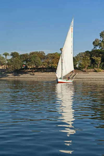 Traditionele Egyptische Felluca Rivierboot Varen Nijl Met Reflectie Het Water — Stockfoto