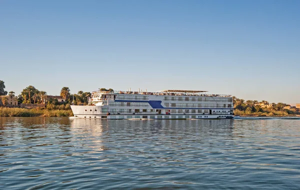Large Luxury Traditional Egyptian River Cruise Boat Sailing Nile — Stock Photo, Image
