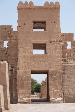 Luxor 'daki Medinat Habu antik Mısır tapınağının giriş kapısındaki duvara hiyeroglif oymalar