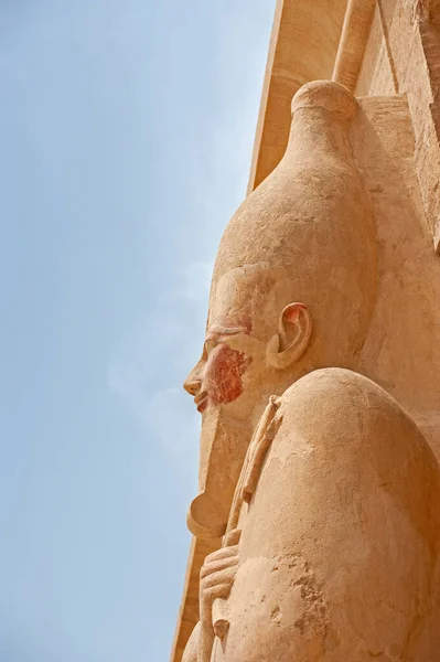 Μεγάλο Άγαλμα Στον Τοίχο Στο Αρχαίο Αιγυπτιακό Ναό Της Χατσεπσούτ — Φωτογραφία Αρχείου