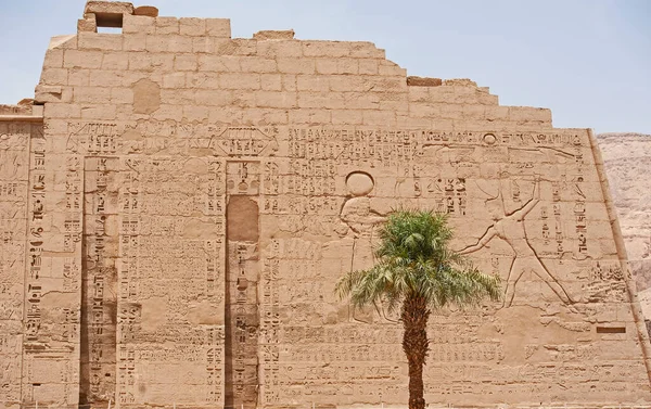 卢克索古埃及Medinat Habu神庙墙上的象形文字雕刻 — 图库照片
