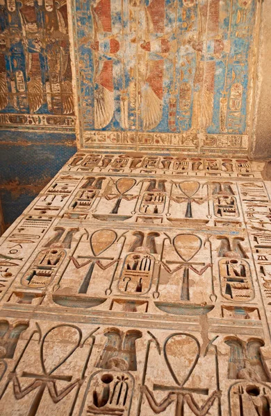 Hieroglypic Snida Målning Väggen Vid Den Antika Egyptiska Templet Medinat — Stockfoto