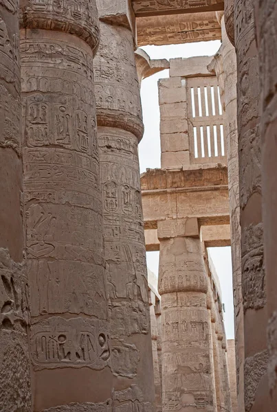 卢克索卡尔纳克神殿古埃及低风格大厅柱子上的象形文字雕刻 — 图库照片