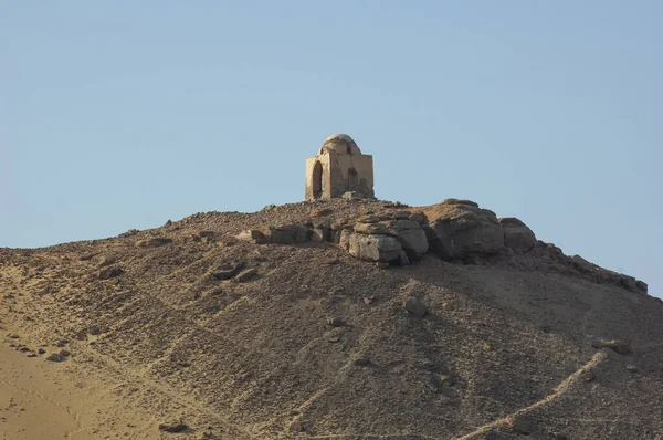 Vista Túmulos Nobres Montanha Assuão Egito Com Crpyt Topo Colina — Fotografia de Stock