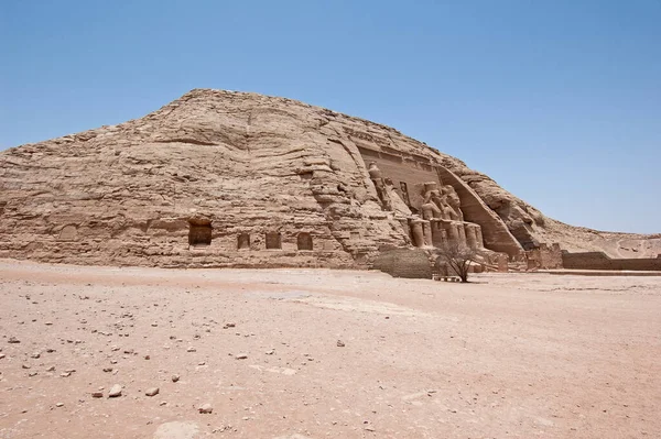 シムベルにある古代エジプトのラムセス2世神殿の外観の入り口には巨大な彫像があります — ストック写真