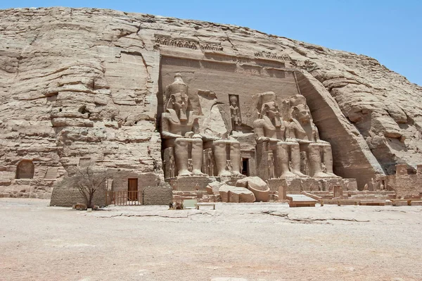 シムベルにある古代エジプトのラムセス2世神殿の外観の入り口には巨大な彫像があります — ストック写真