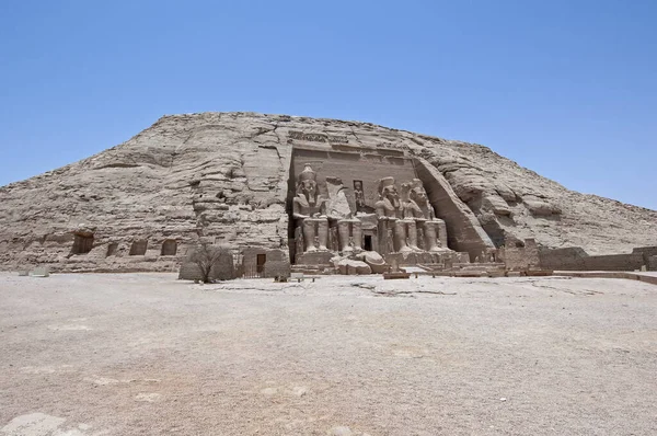 Zewnętrzne Wejście Starożytnej Egipskiej Świątyni Ramzesa Abu Simbel Gigantycznymi Posągami — Zdjęcie stockowe