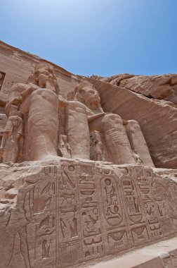 Abu Simbel 'deki Antik Mısır tapınağı 2. Ramses' in dışında dev heykeller ve hiyeroglifler var.