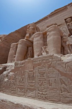 Abu Simbel 'deki Antik Mısır tapınağı 2. Ramses' in dışında dev heykeller ve hiyeroglifler var.