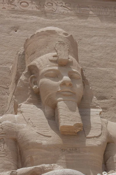 Zewnątrz Starożytnej Egipskiej Świątyni Ramzesa Abu Simbel Zbliżeniem Gigantycznych Posągów — Zdjęcie stockowe