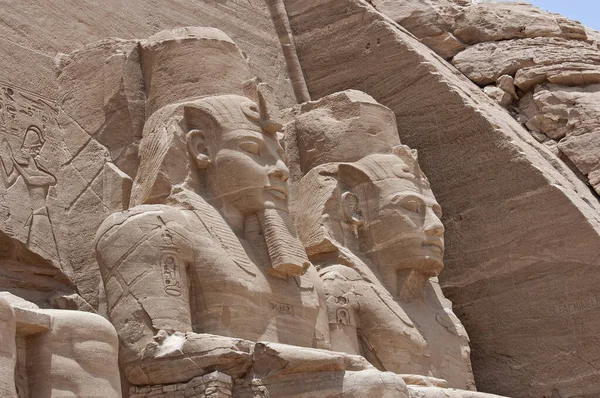 巨大な彫像や象形文字の閉鎖とアブSimbelでラムセス2世の古代エジプトの寺院の外観 — ストック写真