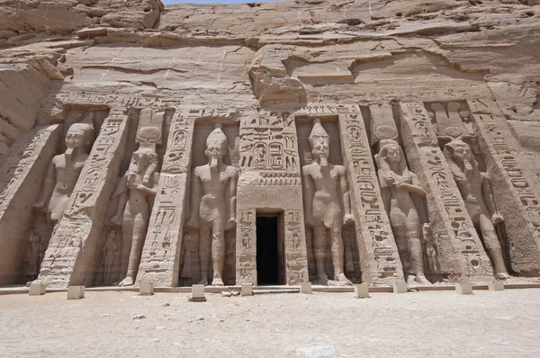 アブシンベルのネフェルタリ女王の古代エジプトの寺院への外観の入り口巨大な彫像 — ストック写真