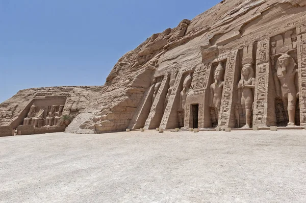 Fachada Exterior Dos Dois Antigos Templos Egípcios Ramsés Rainha Nefertari — Fotografia de Stock