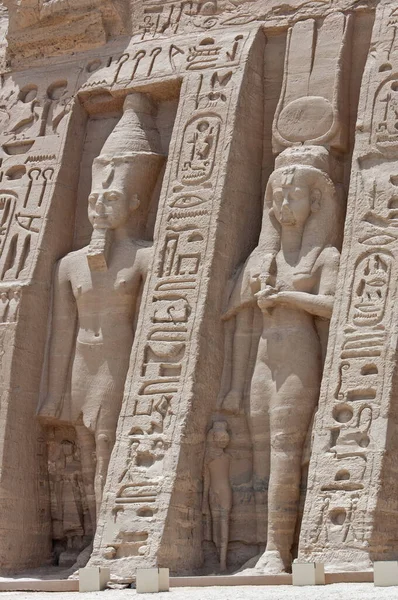Antiguo Templo Egipcio Abu Simbel Con Estatuas Gigantes Ramsés Reina — Foto de Stock