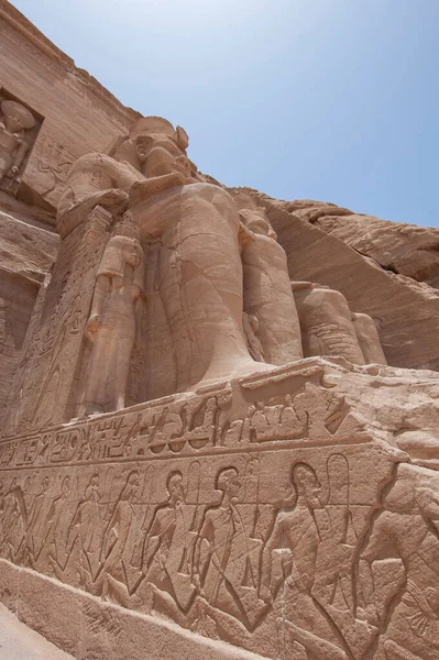 Exterior Del Antiguo Templo Egipcio Ramsés Abu Simbel Con Estatuas —  Fotos de Stock