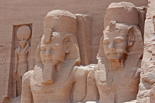 阿布辛贝尔古埃及拉姆西斯二世神庙外 有巨大的雕像和象形文字 — 图库照片