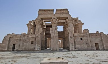 Aswan 'daki Kom Ombo antik Mısır tapınağının girişindeki sütunlara hiyeroglif oymalar