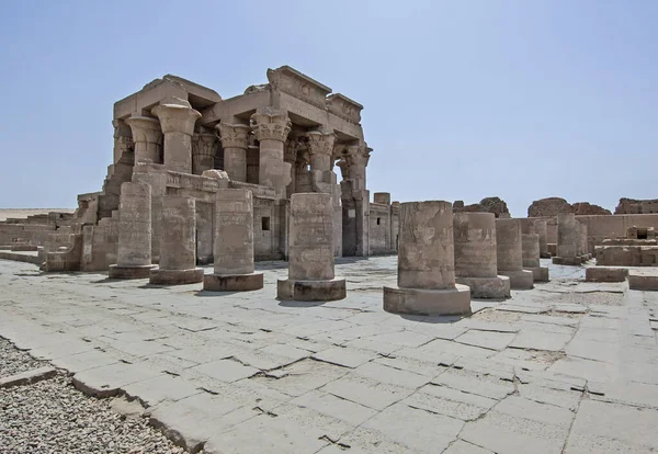阿斯旺古埃及孔博神庙入口处的柱子上刻有象形文字 — 图库照片