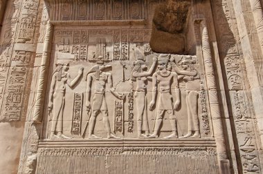 Aswan 'daki eski Mısır tapınağı Kom Ombo' nun duvarına timsah tanrısı Sobek ile birlikte hiyeroglif oymalar kazınmış.