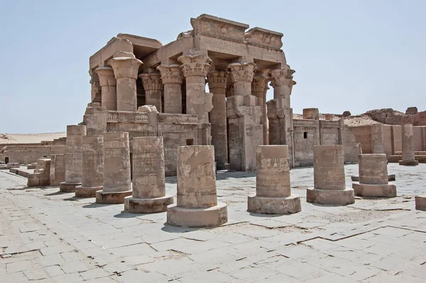 Aswan 'daki Kom Ombo antik Mısır tapınağının girişindeki sütunlara hiyeroglif oymalar